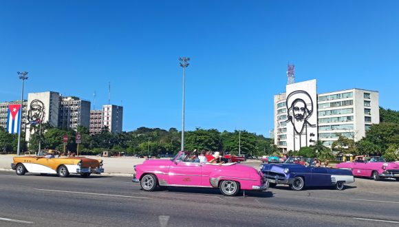 Turistas visitan la Plaza de la Revolución // Foto: Cubadebate