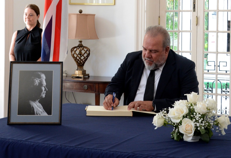 El Primer Ministro Manuel Marrero Cruz, firma el libro de condolencias por el fallecimiento de Su Majestad Isabel II, en la sede de la Embajada del Reino Unido, en La Habana, Cuba, el 13 de septiembre de 2022.     ACN  FOTO/ Marcelino VÁZQUEZ HERNÁNDEZ/ rrcc