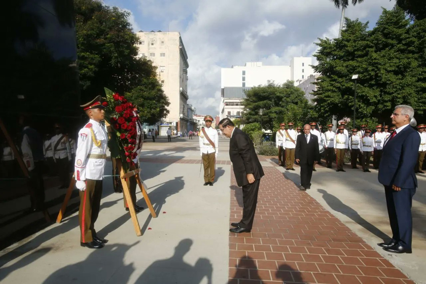 Primer Ministro de Cambodia rindió homenaje a José Martí // Fotos: Cubaminrex