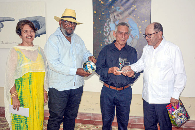 Entregan Premio al Mérito Literario José Joaquín Palma 2022 a manzanillero Ángel Pascual Larramendi Mecias // Foto: Luis Carlos Palacios Leyva