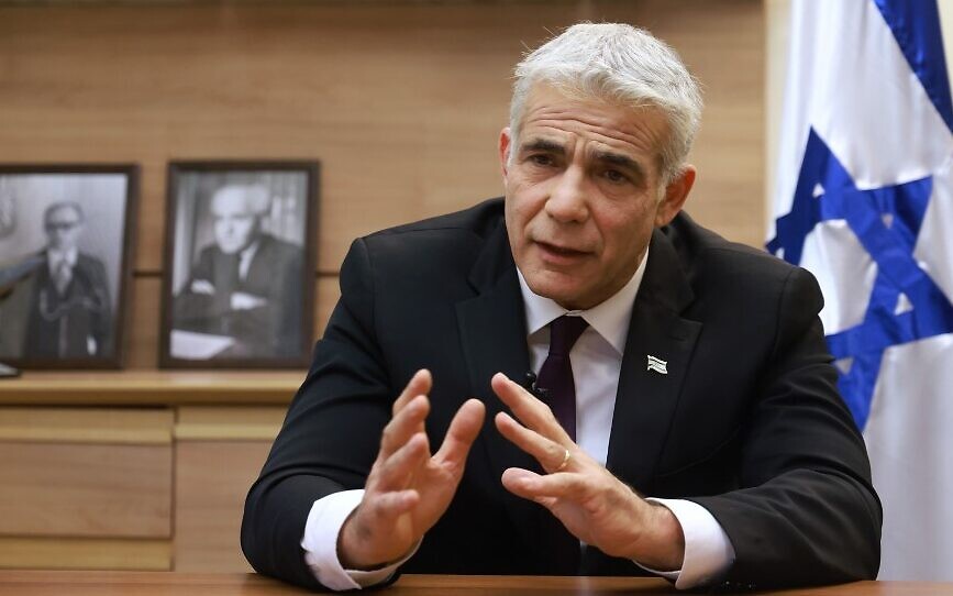 Israel’s opposition leader Yair Lapid is pictured during an interview with Agence France-Presse (AFP)at his office in the Knesset, Israel’s parliament, in Jerusalem, on September 14, 2020. – Israeli Prime Minister Benjamin Netanyahu has «no intention» of discussing peace with the Palestinians, Lapid told AFP ahead of the signing of landmark deals with the UAE and Bahrain. (Photo by Emmanuel DUNAND / AFP)