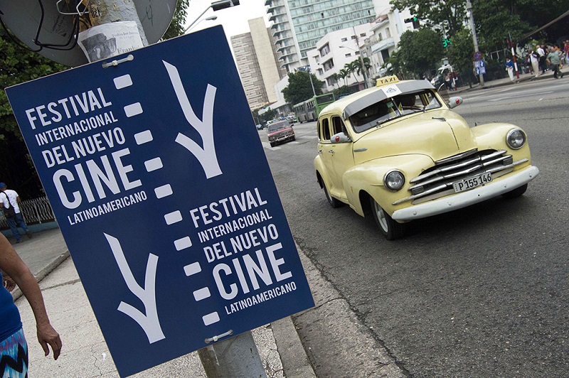 Cartel en la calle 23 anunciando la edición 37 del Festival Internacional del Nuevo Cine Latinoamericano, en La Habana, Cuba, el 3 de diciembre de 2015. ACN FOTO/Roberto MOREJÓN RODRÍGUEZ/