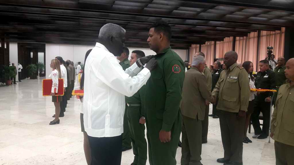 Esteban Lazo condecora a héroes que participaron en la extinción del incendio en Matanzas // Foto Mirtha E. Guerra Moré