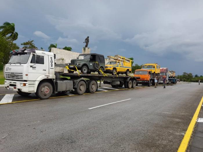 Se lleva equipamiento para restaurar las líneas de transmisión, transformadores y redes secundarias de electricidad // Foto: Union Eléctrica.cu