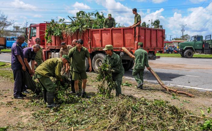 En Pinar del Río se ha seguido trabajando en las labores de recuperación; y varias brigadas de diferentes organismos laboran en la higienización de las calles // Foto: Jose M. Correa