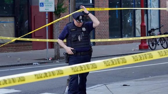 Investigadores de la policía de Filadelfia trabajan en la escena de un tiroteo fatal durante la noche en South Street en Filadelfia, el domingo 5 de junio de 2022. // Foto: AP /Michael Perez.