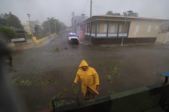 Un empleado de la Oficina de Manejo de Emergencias Municipal de Guánica recorre el casco urbano luego de regresar de desalojar a residentes del área, una escena que se repitió en otros pueblos. // Foto: El nuevo dia. Com