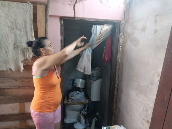 Yolaimi, mientras recorre la casa, nos cuenta con detalles la pesadilla que vivió. // Foto: Cubadebate.