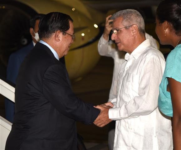 El Primer Ministro del Reino de Cambodia, Samdech Techo Hun Sen, arribó hoy a Cuba para cumplimentar una visita oficial a la isla, donde lo recibió el viceministro de Relaciones Exteriores, Elio Rodríguez, La Habana, Cuba.