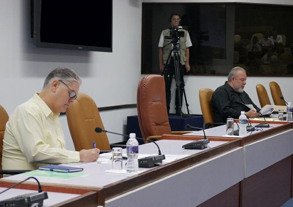 La distribución anticipada de utilidades a los trabajadores, al cierre del segundo trimestre de este año, fue uno de los temas que centró el análisis de la más reciente reunión de la dirección del país con representantes del sistema empresarial estatal // Foto: Estudios Revolución