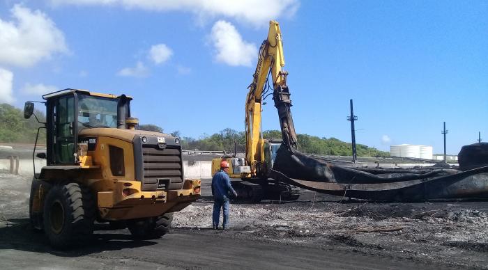 La recuperación en la Base de Supertanqueros de Matanzas ha requerido de un considerable despliegue de técnica y fuerza especializada // Foto: Ventura de Jesús García