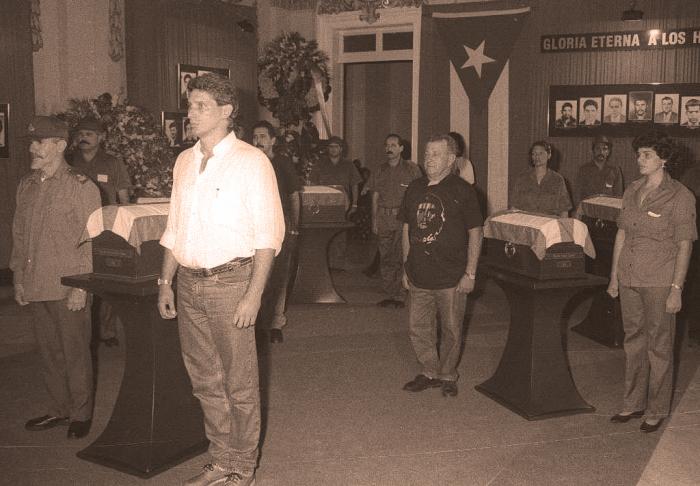 El Comandante de la Revolución Ramiro Valdés y Miguel Díaz-Canel Bermúdez, entonces primer secretario del Partido en Villa Clara, realizaron la primera guardia de honor al Che y a sus compañeros // Foto: Archivo de Vanguardia