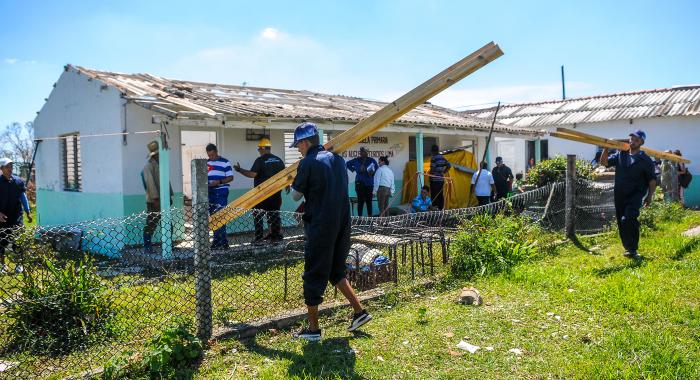  La Brigada Martha Machado impulsa la rehabilitación de una escuela primaria en el poblado de La Coloma, Pinar del Río, dañada por el huracán Ian // Foto: José Manuel Correa 