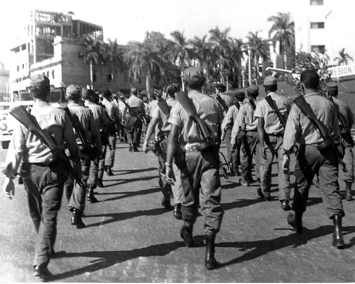 Entrenamiento de las primeras Milicias Nacionales Revolucionarias // Foto: Archivo de Granma