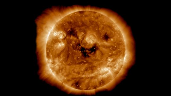 La imagen del Sol con los tres espacios oscuros que fue captada por la NASA// Foto: NASA / SDO