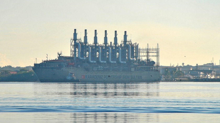 Llega a la Bahia de La Habana nueva central flotante para la generación eléctrica, proveniente de Turquía, el 15 de noviembre de 2022,  para apoyar en el Sistema Eléctrico Nacional (SEN). // Foto: Luis Jiménez Echevarría