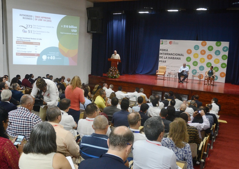 Rodrigo Malmierca Díaz (en el podio), ministro de Comercio Exterior y la Inversión Extranjera, interviene en el V Foro de Negocios en la segunda jornada de la 38 Feria Internacional de La Habana, Fihav 2022, en el recinto ferial Expocuba, el 15 de noviembre de 2022.  ACN   FOTO/Marcelino VÁZQUEZ HERNÁNDEZ/sdl