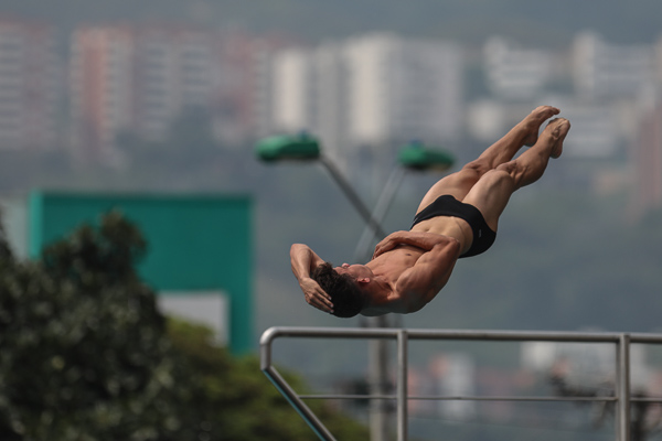 Luis Gustavo Cañabate Álvarez,  integrante del equipo mixto de Cuba de clavados, compiten en los I Juegos Panamericanos Júnior, en las Piscinas «Hernando Botero O´Byrne», en Cali, Colombia, el 25 de noviembre de 2021. // Foto: Roberto Morejón Rodríguez/ Periódico JIT, Inder