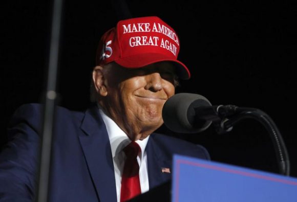 Trump lleva mucho tiempo afirmando falsamente que perdió las elecciones de 2020 porque los demócratas hicieron trampa, e incluso ha empezado a plantear la posibilidad de un fraude electoral este año // Foto: AP