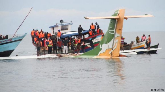 El avión quedó relativamente cerca de la orilla // Foto: Reuters