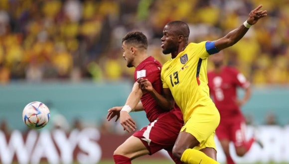 Enner Valencia, delantero del Fenerbahçe y capitán de Ecuador, marcó dos goles ante Catar en el partido inaugural del Mundial. // Foto: Tolga Bozoglu/ EFE