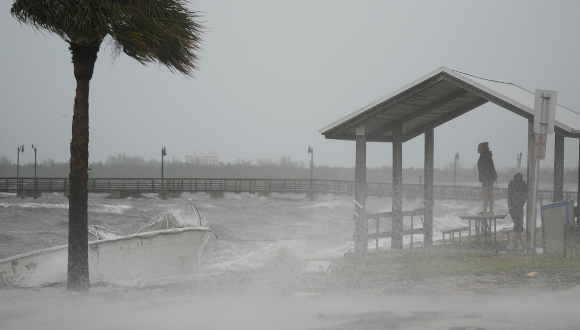 El paseo marítimo de Jensen Beach, Florida, el 9 de noviembre, en medio de lluvias y fuertes vientos // Foto: Rebecca Blackwell/ AP