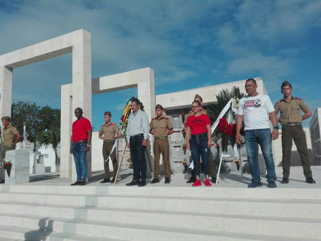 Homenaje a caídos en misiones internacionalistas en la necrópolis local // Foto Claudia Sánchez