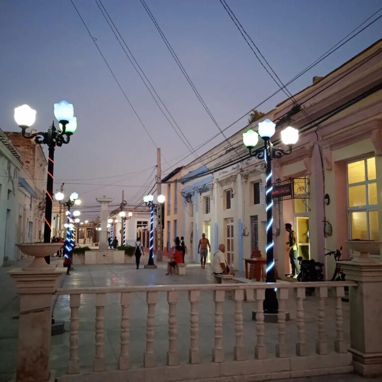 Paseo manzanillero adornado para la Navidad y el fin de año // Foto Marlene Herrera