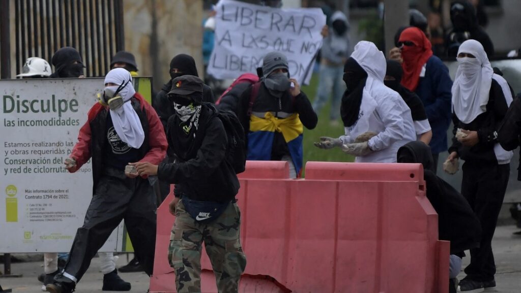 Miembros de la llamada «primera línea» en Bogotá, Colombia, arrestados en 2021Raul Arboleda / AFP 
