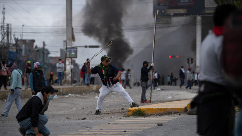 Manifestantes chocan con la policía durante una protesta en Arequipa, Perú, 12 de diciembre de 2022Denis Mayhua / Gettyimages.ru