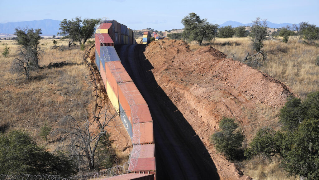 Una larga fila de contenedores en el Valle de San Rafael, Arizona, el jueves 8 de diciembre de 2022Ross D. Franklin / AP