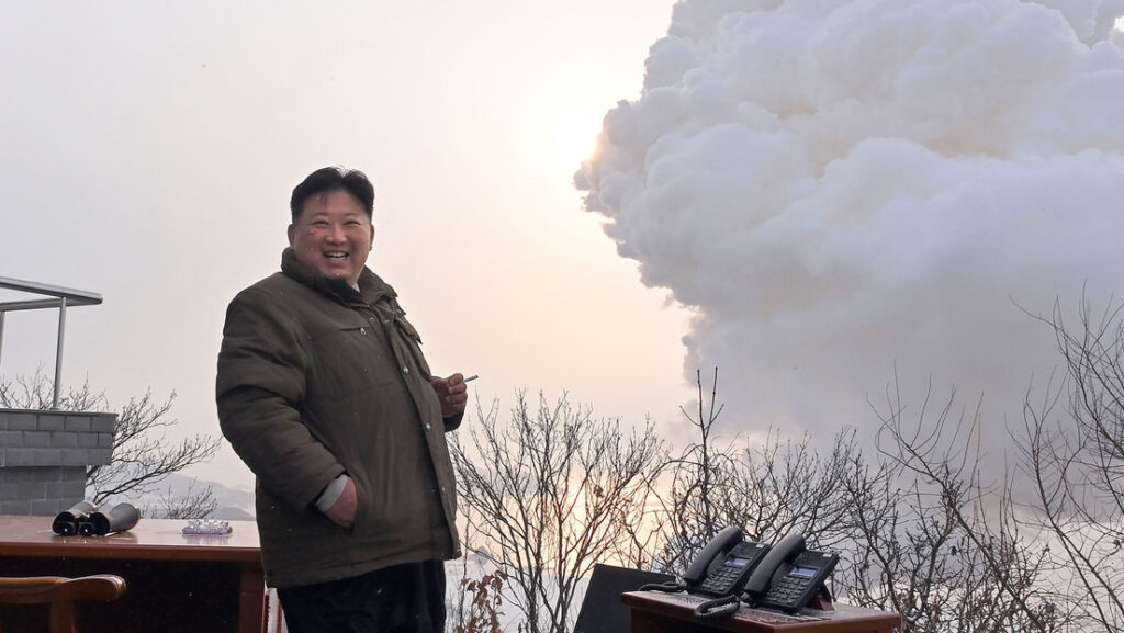 El líder norcoreano Kim Jong Un mientras dirige una prueba de un motor de gran potencia con combustible sólido en el Campo de Lanzamiento de Satélites Sohae, 15 de diciembre, 2022.STR / KCNA VIA KNS / AFP / AFP 