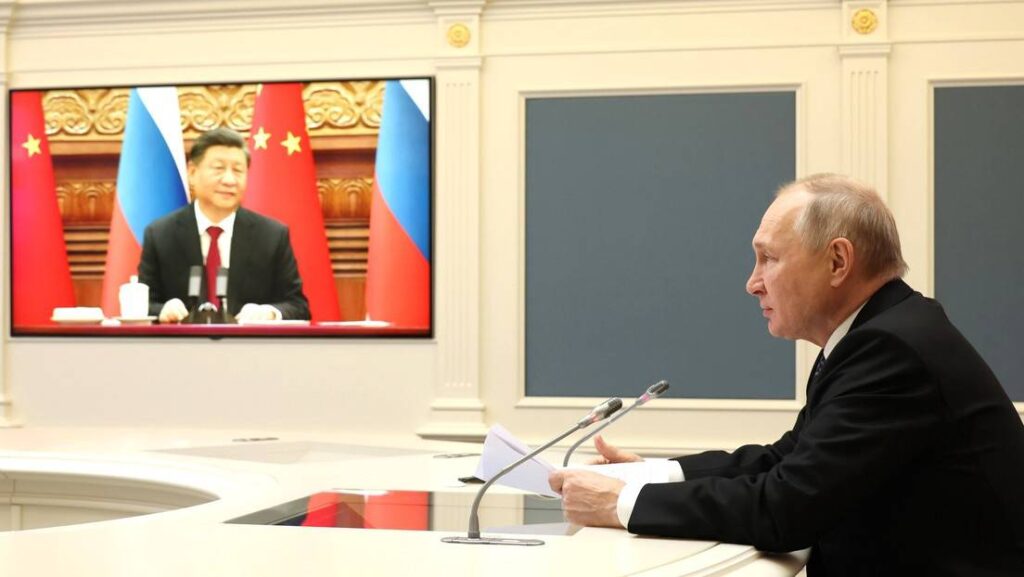 El presidente de Rusia, Vladímir Putin, y su homólogo chino, Xi Jinping, mantienen conversaciones a través de videoconferencia.Foto: Kremlin Press Office