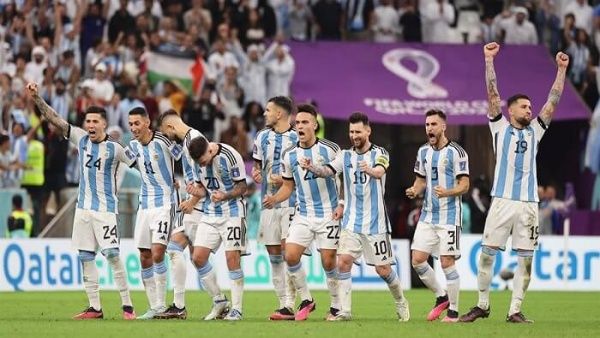 Messi, Paredes, Molina convirtieron tres lanzamientos para los suramericanos y fue Lautaro Martínez quien convirtió el quinto penal para la Albiceleste. | Foto: EFE