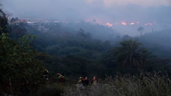 Las agencias técnicas que coordinan el combate al incendio prevén que este pueda controlarse durante este viernes. | Foto: EFE