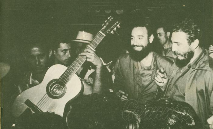 Fidel junto a Nuñez Jiménez, escuchan a los carboneros repentistas que animan la cena de Nochebuena en la Ciénaga de Zapata. Foto: Revista INRA