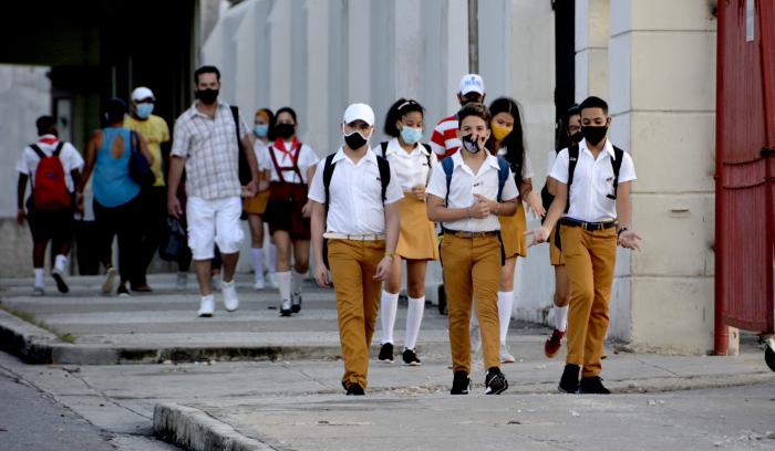 Las autoridades sanitarias cubanas recomiendan a la población usar nasobuco para entrar a centros comerciales; a ferias de ventas; a transportes públicos, y a espectáculos en cines, teatros, y a los que se realicen en espacios cerrados. Foto: Juvenal Balán