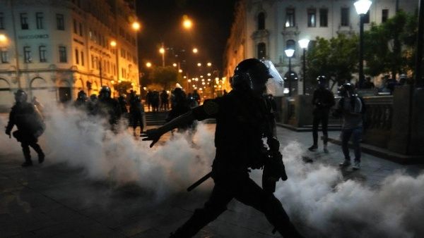 A pesar de los siete muertos reportados hasta ahora, el general Víctor Zanabria informó que ante el nivel de violencia de grupos de manifestantes, la Policía elevará este martes su nivel de respuesta «con el uso de perdigones de goma». | Foto: Jaime Herrera