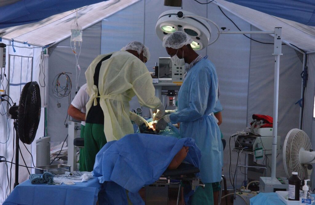Siempre se han vestido de grandes los médicos de mi país, aquí y en tierras muy lejanas. (Tomada de Prensa Latina)