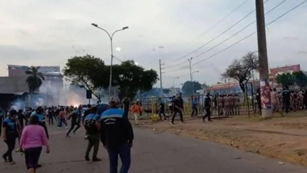 Los comerciantes denominados «mañaneros» fueron brutalmente agredidos por un grupo violento, que trato de impedir que instalen sus puestos de venta en el lugar. | Foto: La Voz de Tajira