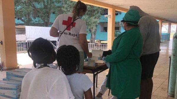 Los haitianos son atendidos temporalmente en la Escuela Formadora de Profesores de Educación Física Manuel Suárez. | Foto: Invasor