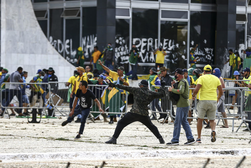 AME4954. BRASILIA (BRASIL), 08/01/2023.- Policías antidisturbios accedieron este domingo al palacio presidencial de Planalto, sede del Gobierno de Brasil, que está tomado por cientos de seguidores radicales del expresidente Jair Bolsonaro, en Brasilia (Brasil). Decenas de agentes subieron la rampa que da acceso a la primera planta del palacio disparando gases lacrimógenos, mientras otro grupo de uniformados rodeaba el edificio. Seguidores del expresidente brasileño Jair Bolsonaro invadieron este domingo el Palacio de Planalto, sede del Ejecutivo, y la Corte Suprema, después de haber irrumpido antes en el Congreso Nacional en actos golpistas contra el presidente Luiz Inácio Lula da Silva. EFE/ Marcelo Camargo/Agencia Brasil/NO VENTAS/SOLO USO EDITORIAL/SOLO DISPONIBLE PARA ILUSTRAR LA NOTICIA QUE ACOMPAÑA (CRÉDITO OBLIGATORIO)
