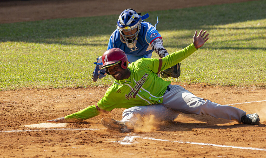 Osvaldo Abreu, es puesto out en la goma. Agricultores derrota a Portuarios, 14 carreras por 9 en el estadio Nelson Fernandez de San José de las Lajas. Foto: Ismael Francisco/ Cubadebate.