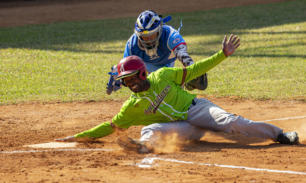 Osvaldo Abreu, es puesto out en la goma.  Agricultores derrota a Portuarios, 14 carreras por 9 en el estadio Nelson Fernandez de San José de las Lajas. Foto: Ismael Francisco/ Cubadebate.