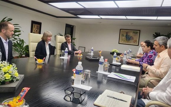 Encuentro en La Habana entre Jorge Luis Perdomo Di-Lella, vice primer ministro cubano, y Candace Johnson, presidenta y directora ejecutiva del centro científico norteamericano. // Foto: @JorgeLuisPerd20