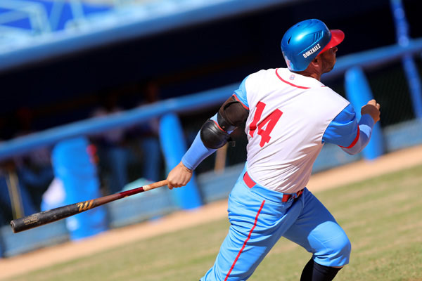 Yasniel Gonzalez Vega de Portuarios (uniforme azul y blanco), batea durante el juego versus el equipo de Centrales (uniforme naranja y gris), en partido correspondiente a la I Liga Élite del Beisbol Cubano, efectuado en el estadio Latinoamericano, en La Habana, Cuba, el 5 de noviembre de 2022. // Foto: Roberto Morejón Rodríguez /periódico Jit (Inder)