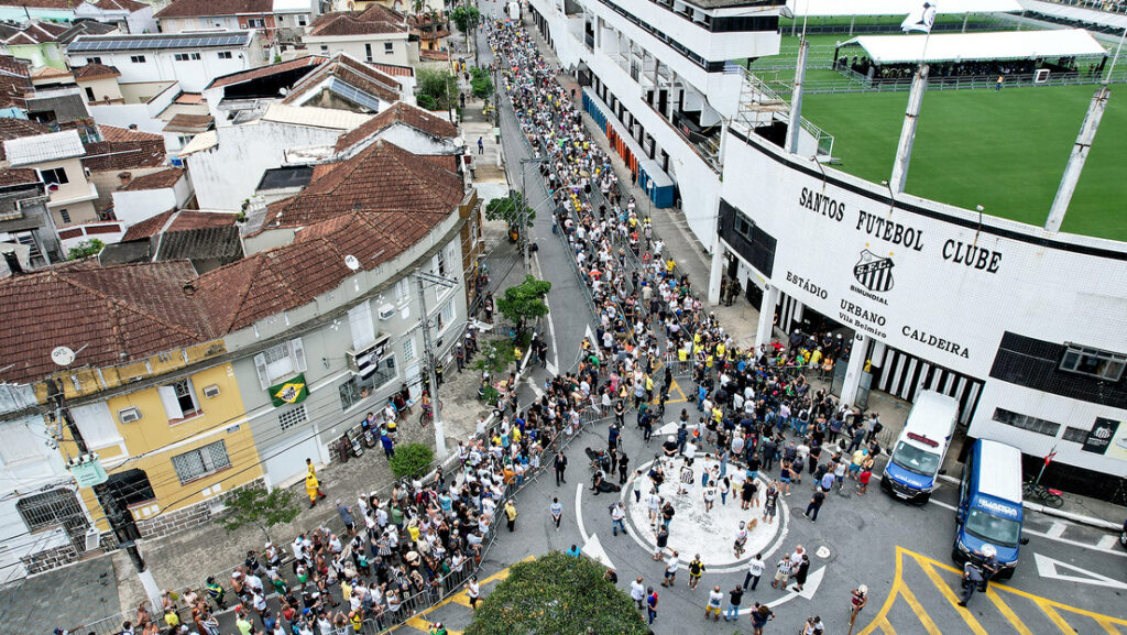 Aficionados de Pelé hacen fila afuera del estadio Vila Belmiro para rendir homenaje al rey del fútbol.Wagner Meier / Gettyimages.ru 