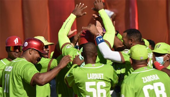 Los Agricultores celebran la victoria en el quinto juego y el viaje a Bayamo para continuar la final de la Liga Élite. // Foto: Omara García Mederos / ACN.