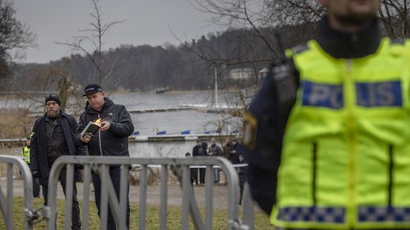 El activista radical Rasmus Paludan quema una copia del Corán fuera de la Embajada de Turquía en Estocolmo (Suecia), el 21 de enero de 2023. // Foto: Getty Images.