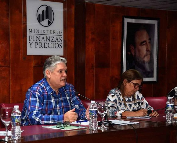 El titular de Economía y Planificación aseguró que el vencimiento de cuentas por cobrar y por pagar es un problema viejo en el país. // Foto: Prensa Latina.